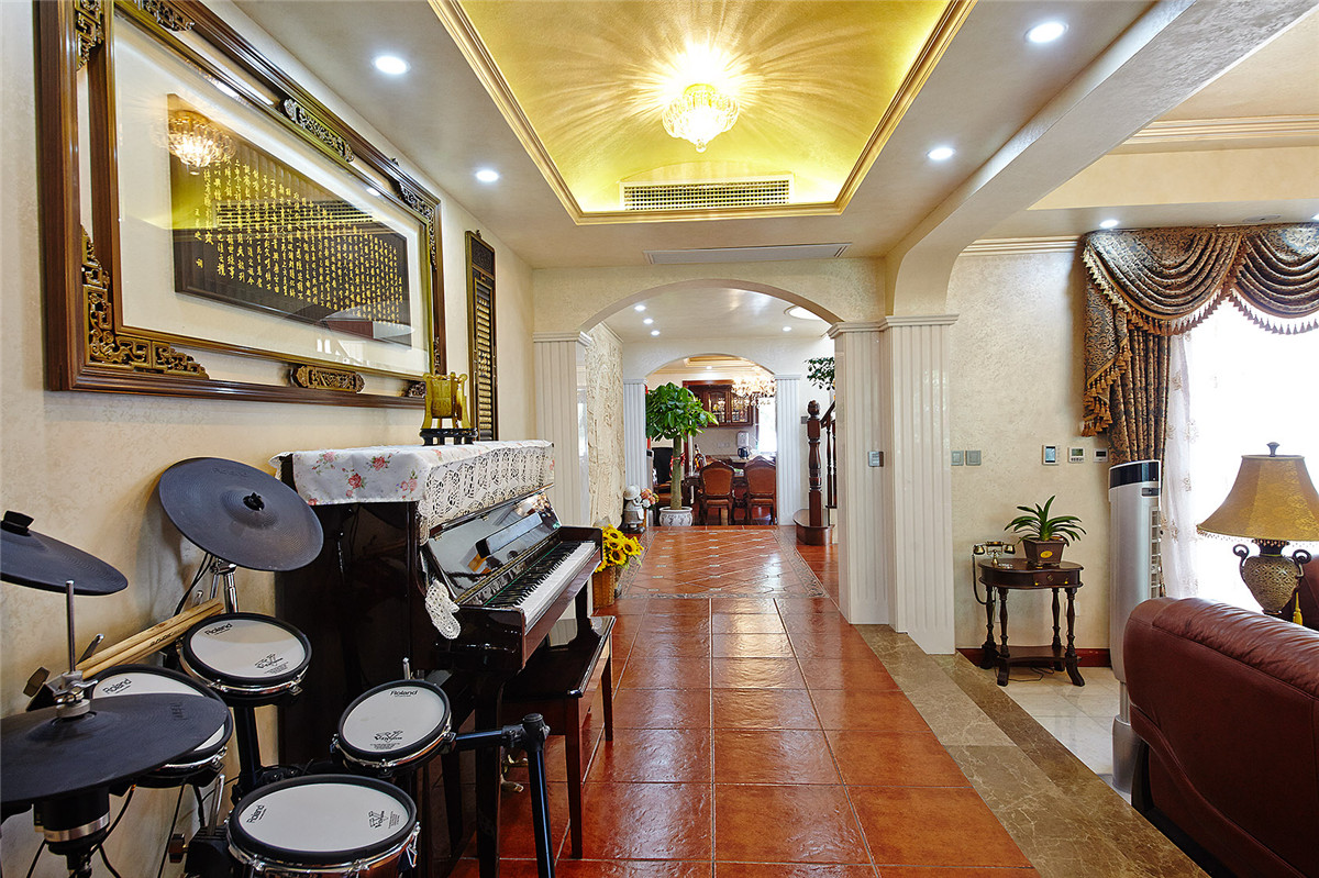 過道上的中式字畫同時(shí)搭配簡單的燈光效果，空間感更加強(qiáng)烈。而且有效的融入了歐式氛圍之中。鋼琴、架子鼓彰顯出主人的文化內(nèi)涵。
