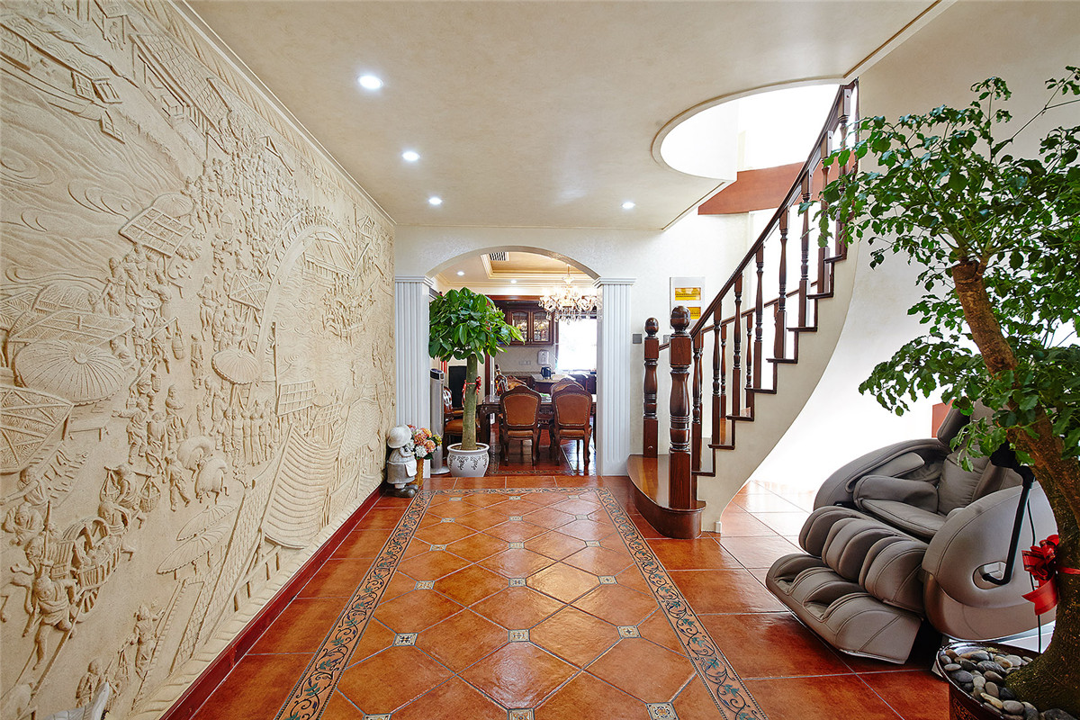 空間元素單一卻飽滿、自然，整體布局很簡單。墻面上的清明上河圖裝飾墻讓空間的立體感得以呈現(xiàn)出來。
