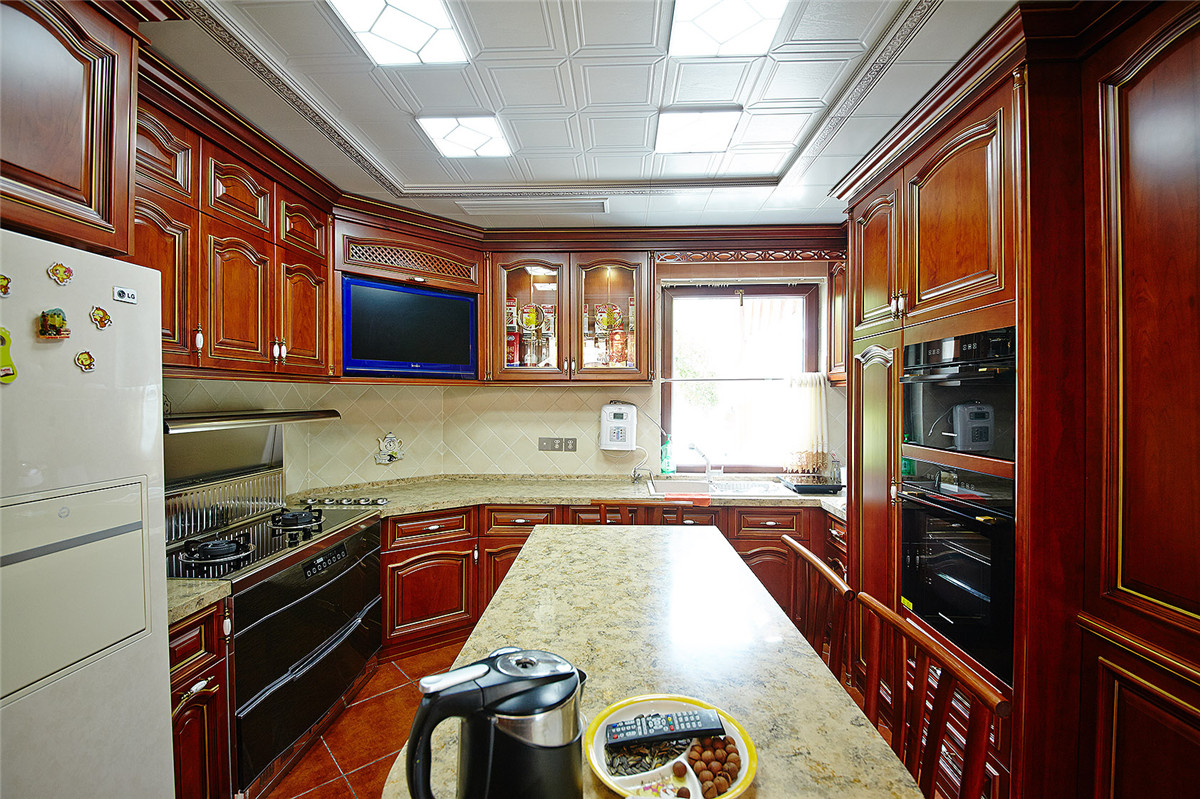 廚房的整套實(shí)木柜體有機(jī)的結(jié)合了餐廳的其他物品，恰如其分地將美式風(fēng)格定義融入空間，衍生出另一種含義。
