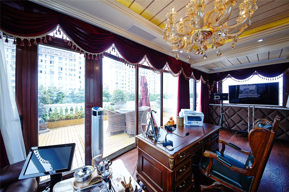 玻璃取代整面墻，成為一面窗戶。透過窗戶，光線可以自由地射入空間內(nèi)部。電視背景的軟包色彩區(qū)別于周圍墻面，使色彩更加豐富。
