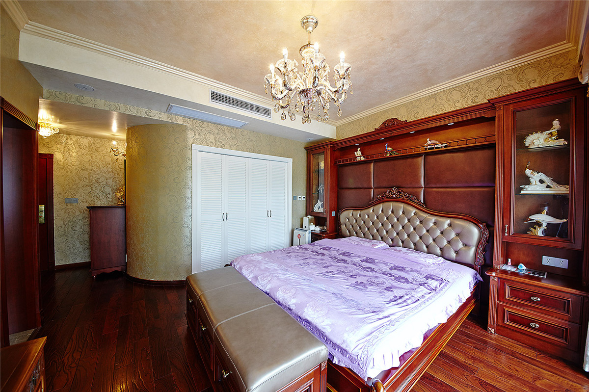 光彩熠熠的原木色也不失為極佳的色彩選擇，奪目但不過分，單色卻不單調(diào)，洋溢著它的奢華。