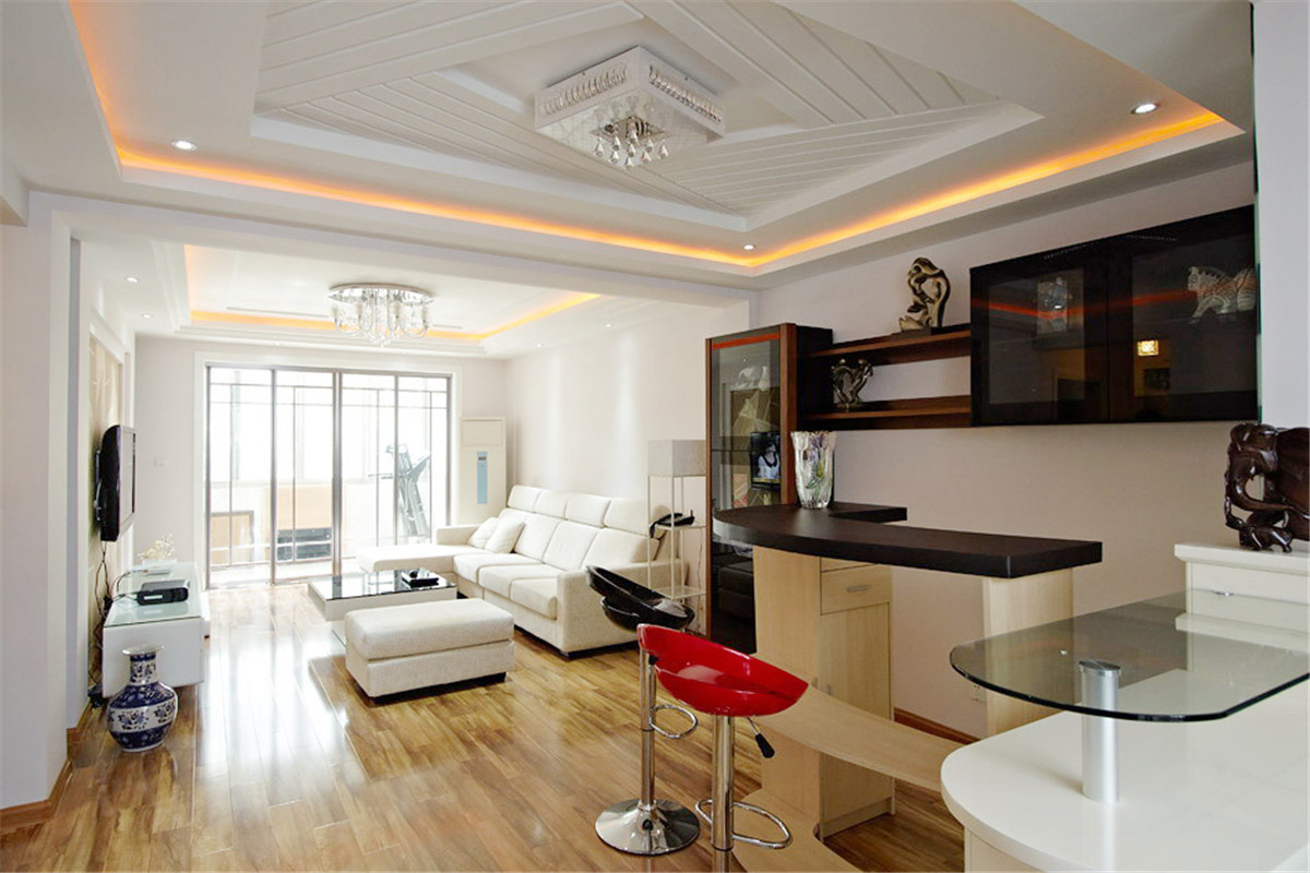 餐廳吧臺區(qū)簡潔實用，紅黑搭白，沖擊力極強，成為整個客廳的亮點之一，個性化的吊頂，即分隔了區(qū)域，又彰顯個性。
