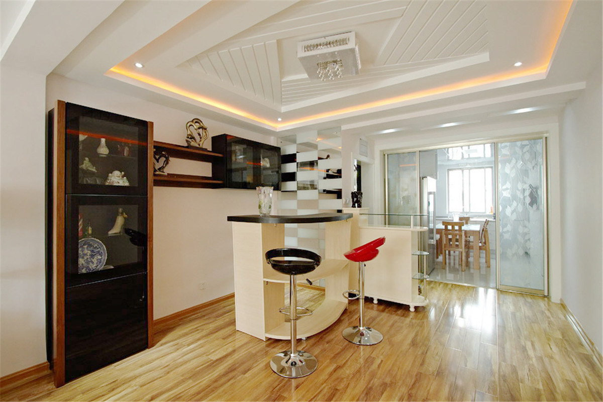 從這個角度看過去，餐廳顯得格外通亮，吧臺區(qū)把客廳與廚房有機的聯(lián)系在一起
