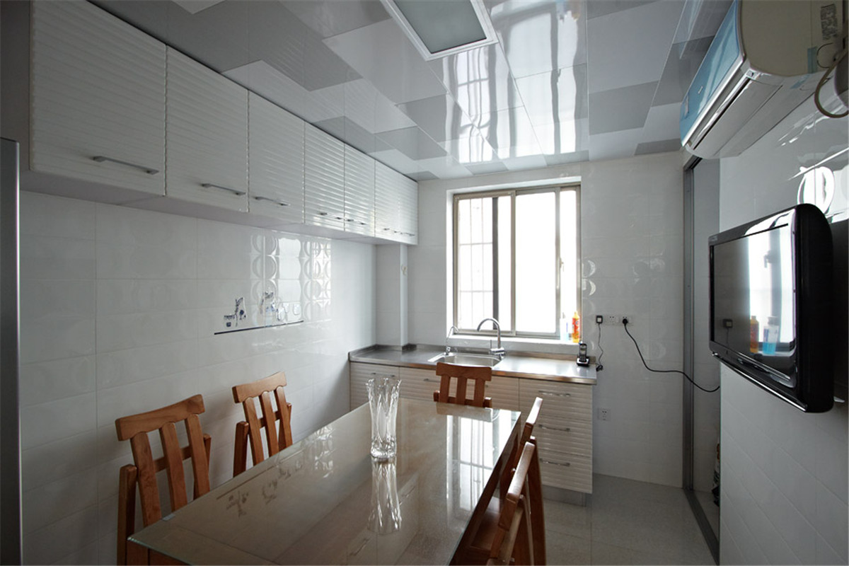 廚房空間較大，隔了一個餐廳區(qū)，白色墻磚，干凈明亮，原木餐桌清新自然，增添了幾分食欲。
