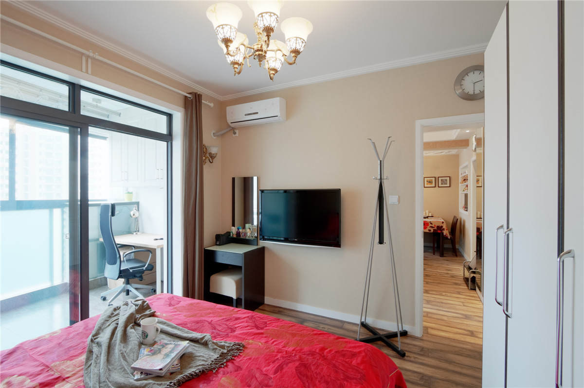 臥室不大，但功能卻很到位，角落的梳妝臺是女主人的最愛，明亮的落地玻璃移門外，是一個工作區(qū)，既獨立又隨性。