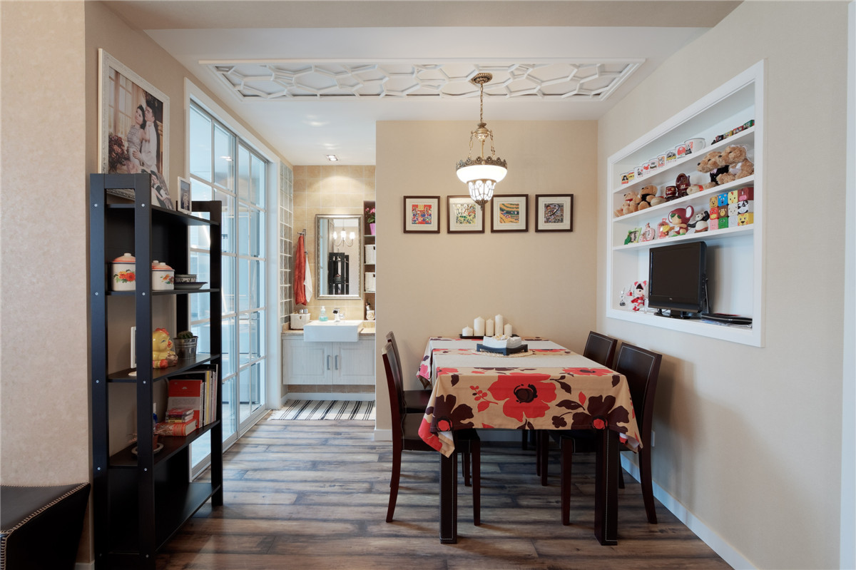 餐廳吊頂采用雕花板處理，把原有普通的頂面裝飾的既活潑又有新意，配上復古的吊燈，相得益彰。
