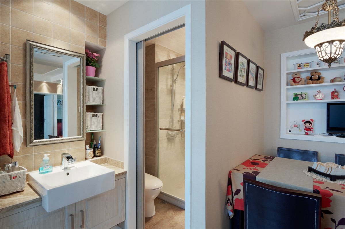 衛(wèi)生間干區(qū)挪移至餐廳位置，一來方便實用，二來為衛(wèi)生間原有面積”減負”，墻面的仿古磚飾面完全讓人聯(lián)想不到衛(wèi)生間的感覺。
