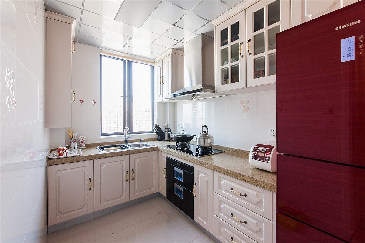 歐式風(fēng)格的廚柜，再配上一套歐式的電器，讓女主人大展廚藝，使家庭生活更加幸福美滿(mǎn)。
