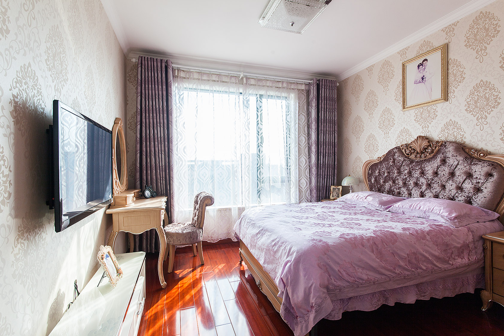 溫馨而優(yōu)美的壁紙和歐式軟包床的融合，使一天工作的疲憊，得到充分的釋放，讓主人在工作中得心應(yīng)手，大展宏圖。
