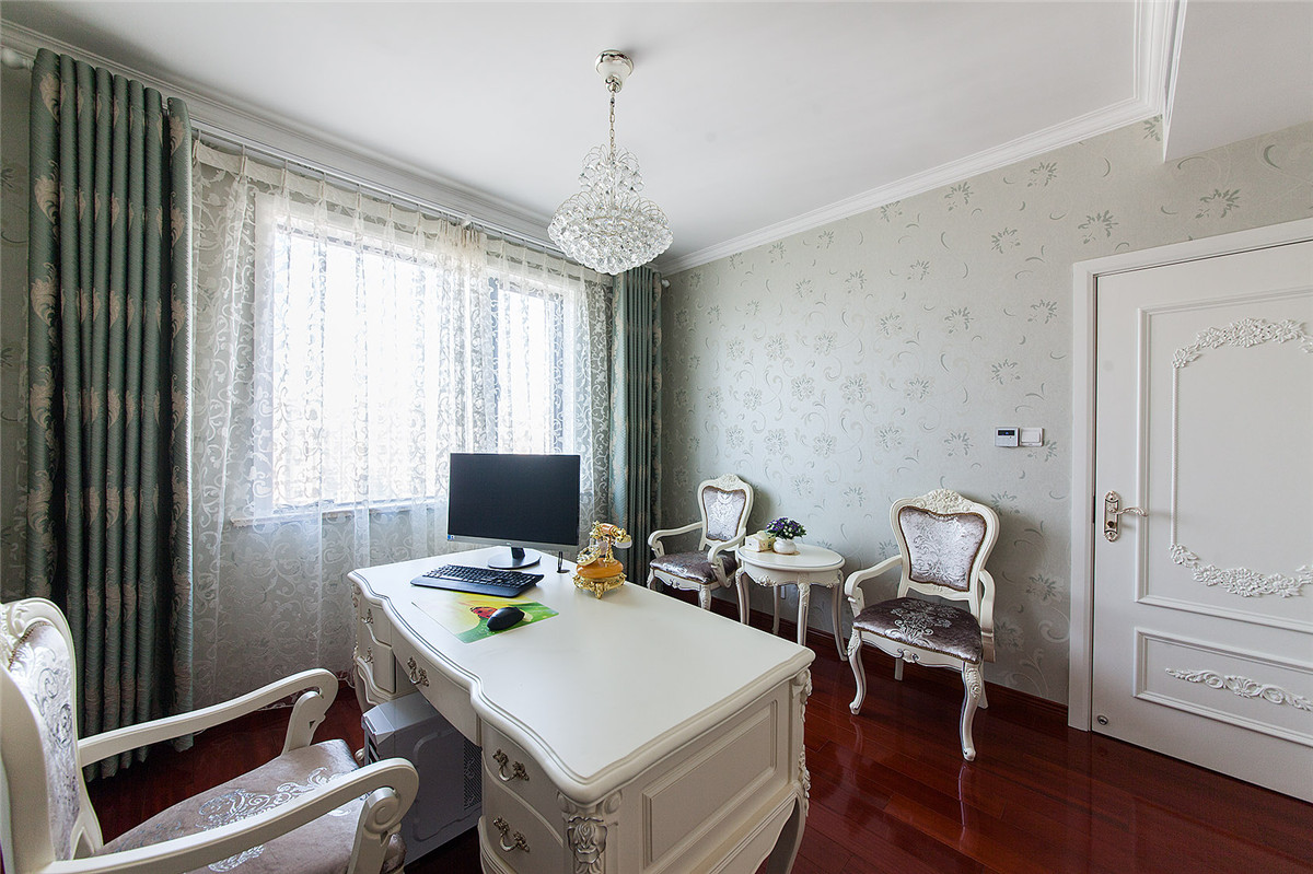 淡淡的一抹淺綠色墻紙，一組書(shū)桌，加上二把會(huì)客椅子，有朋友來(lái)小聚，談?wù)勑模牧奶欤瑒e有一番滋味