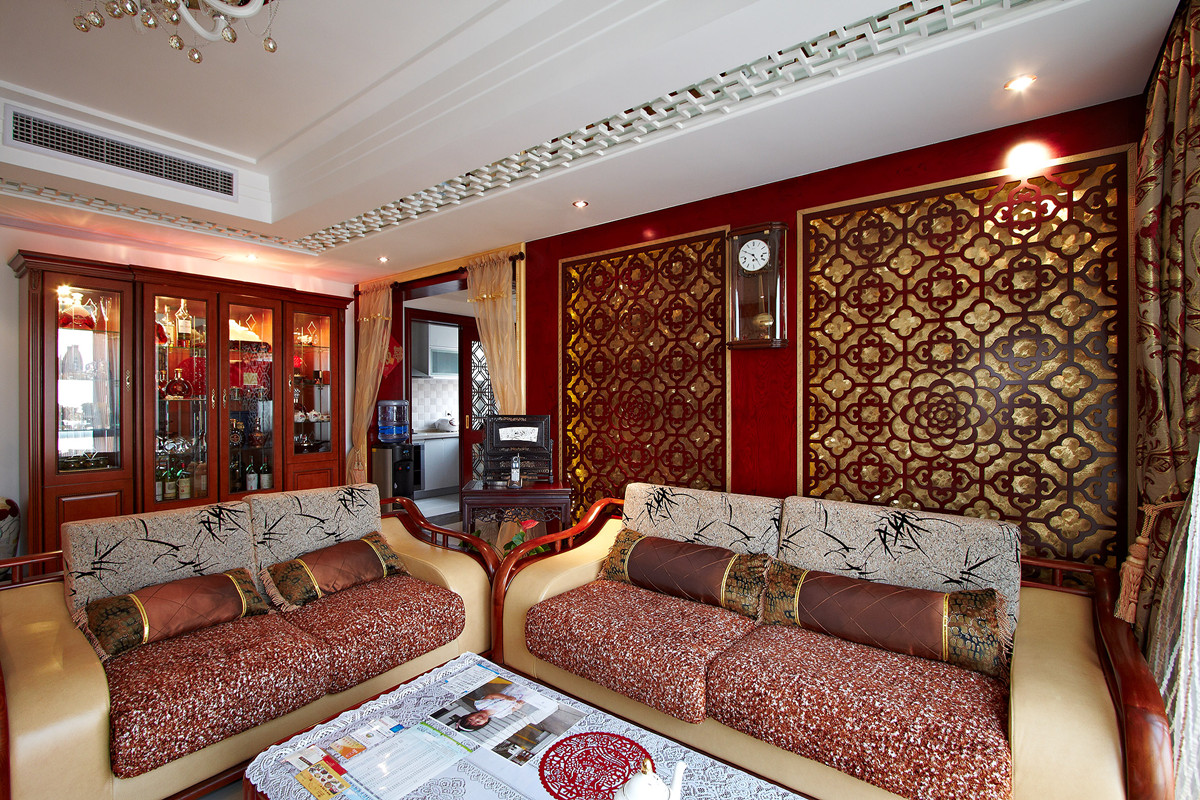 現代時尚的皮質和麻布的沙發運用，現代的時尚又不失中式的奢華，雕花的吊頂加上中央空調的運用，使得室內中式元素的絕對彰顯。

