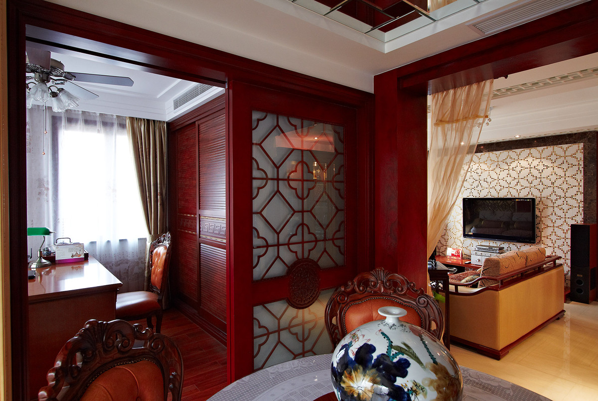 書房屬于工作區域，深色的地板配上紅木色的家具，使得整體空間更加的豐富，大而不空、厚而不重，即有韻味，又不失古典、淡雅。
