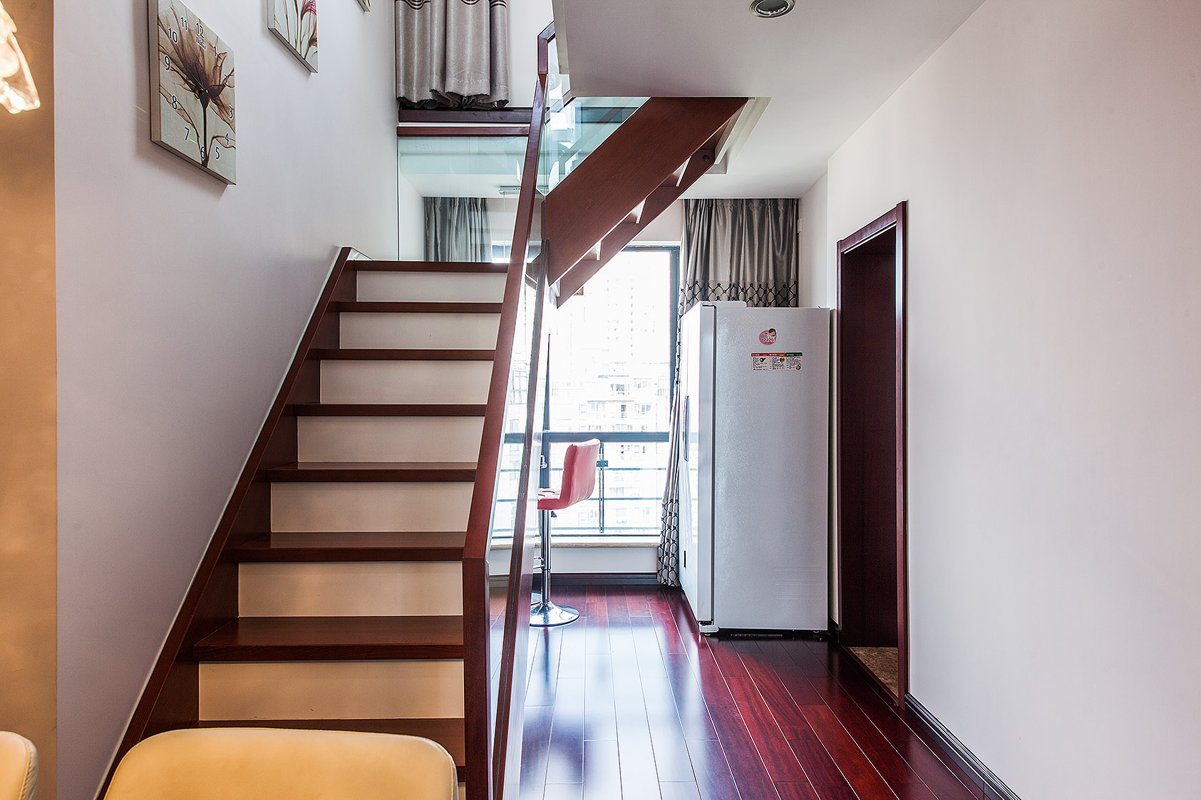 時(shí)尚穩(wěn)健的樓梯，把一層二層有機(jī)的聯(lián)系在一起，也是通向成功的階梯，進(jìn)入夢(mèng)想的時(shí)光隧道。
