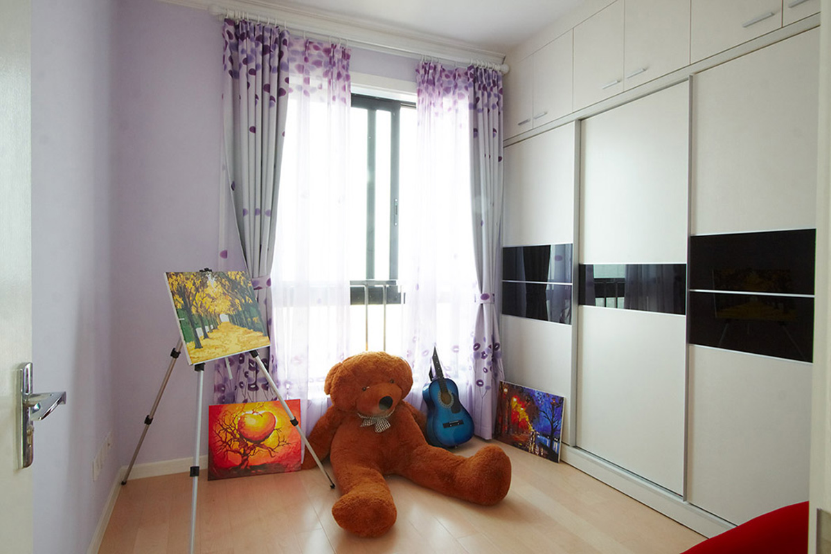 女主人喜歡畫畫，在滿足儲藏功能的同時，也劃分出一塊地方滿足女主人的畫畫的需求，在這小小精致的空間可以安靜呆一個下午了。
