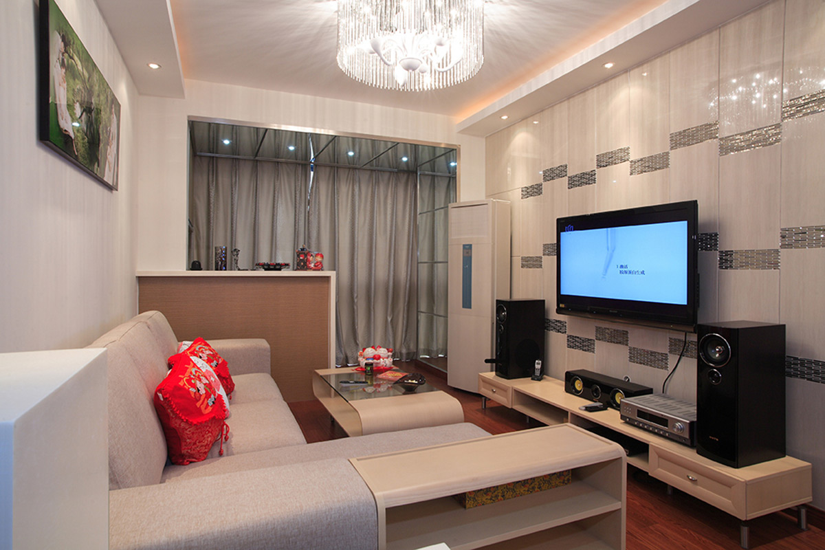 客廳電視背景墻，運用了墻磚的設計搭配，淺色的沙發搭配淺色的墻磚，墻磚灰色的條紋，使得整體空間得到釋放。
