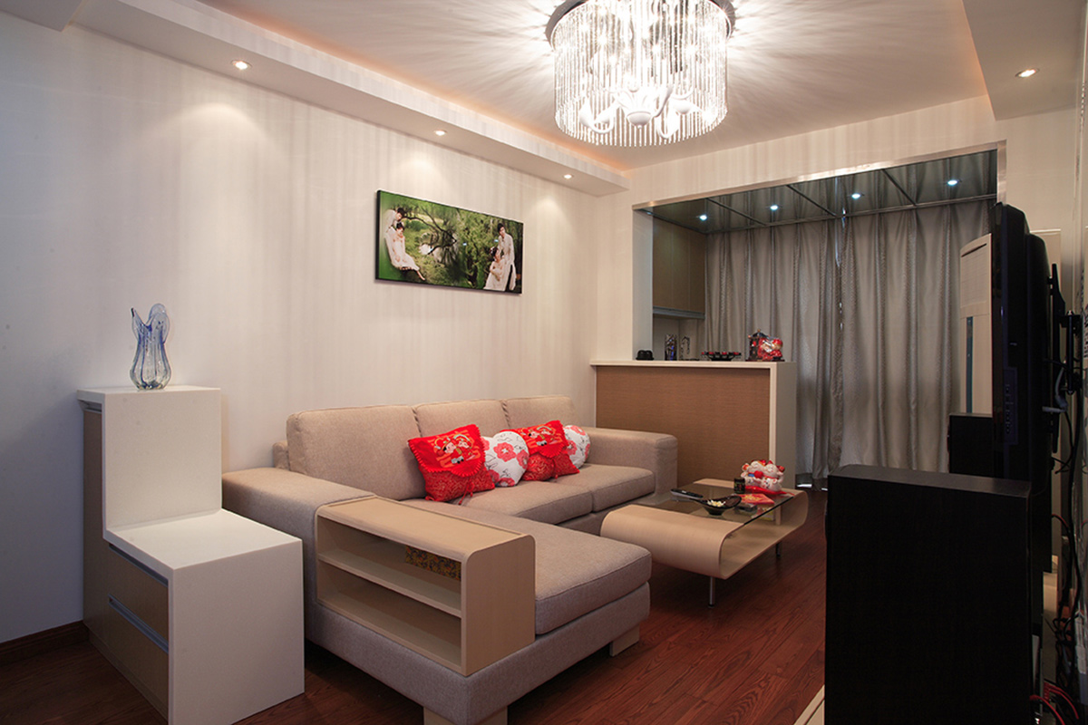 客廳陽臺的吧臺設計更是一大特色，業主是一對年輕人，平時的朋友比較多，在這個繁華的都市中有個屬于休息聊天的小空間，是一種奢華，這個設計讓客廳更加的溫馨。
