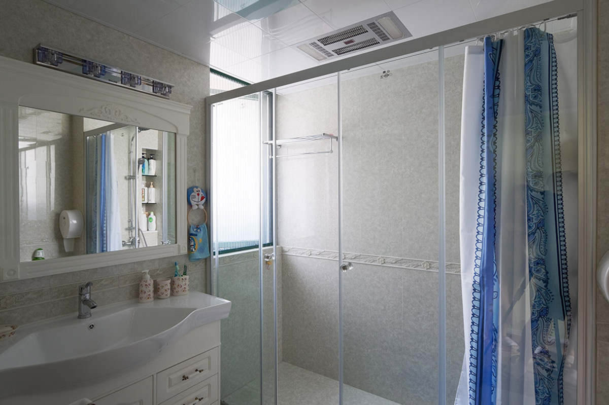 衛生間的復古磚、白色歐式浴室柜、簡潔的玻璃推拉門，無不營造出一種溫馨舒適的家的氛圍
