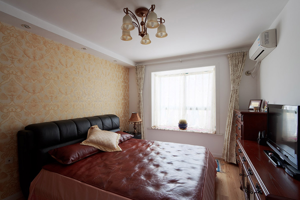 房間的功能不盡相同，精致的藝術吊燈、貴族氣息濃郁的豪華的家具，讓主臥的空間沉穩、大氣
