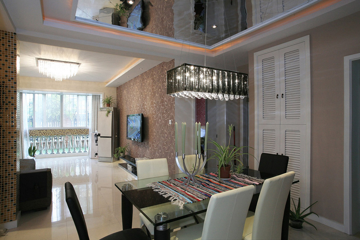 進入餐廳的部分元素比較豐富，馬賽克柱，玻璃吊頂，黑白的餐桌加上水晶燈，一看就是年輕人的天地。
