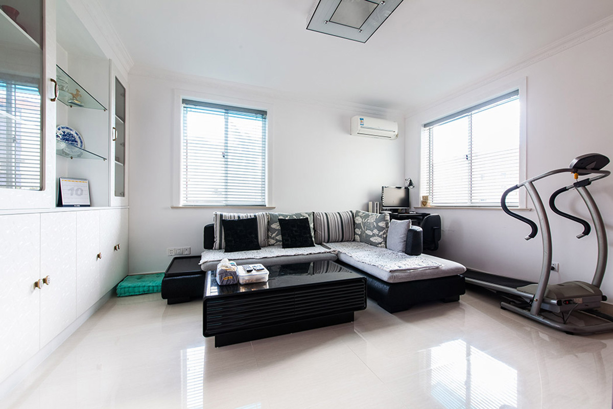 簡(jiǎn)單時(shí)尚的客廳空間設(shè)計(jì)，沙發(fā)黑白灰的色調(diào)綻放出獨(dú)特的韻味，墻面淺色與深色的沙發(fā)形成一定的對(duì)比沖擊力，色彩柔和，運(yùn)動(dòng)與時(shí)尚結(jié)合。
