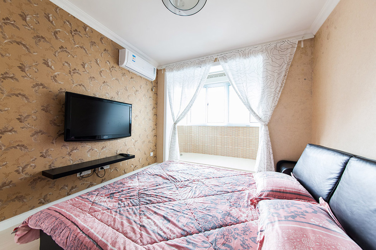 主臥中以暖色調(diào)為特質(zhì)，黃色為主的色調(diào)，亮色中透著溫暖，陽(yáng)光透過(guò)窗射進(jìn)來(lái)，精美的石膏線(xiàn)，簡(jiǎn)單大氣的家居閃耀時(shí)尚的光芒。
