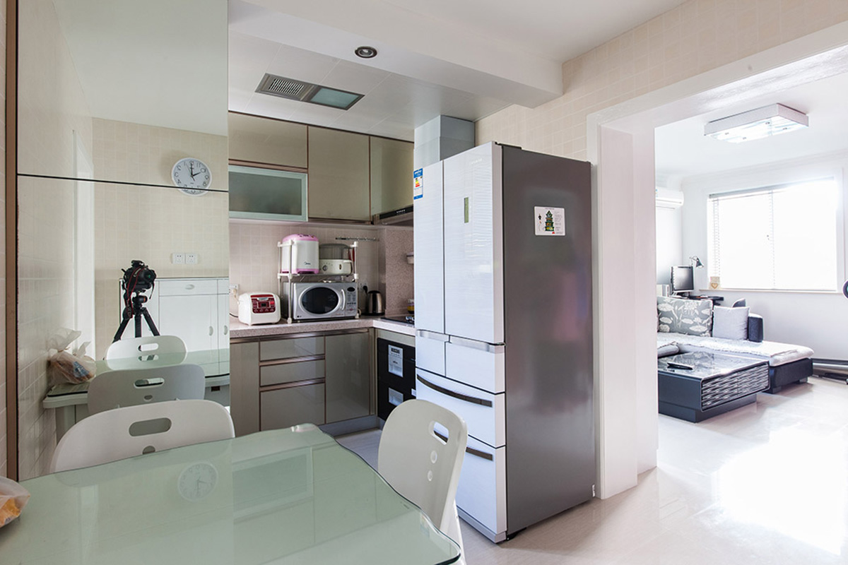 廚房是設(shè)計(jì)師的得意之作，整體協(xié)調(diào)統(tǒng)一，整潔大氣，穩(wěn)重時(shí)尚的香檳色，配上暗拉手的櫥柜和上柜，一切是那么的簡(jiǎn)單隨意，每天都是精彩的生活。
