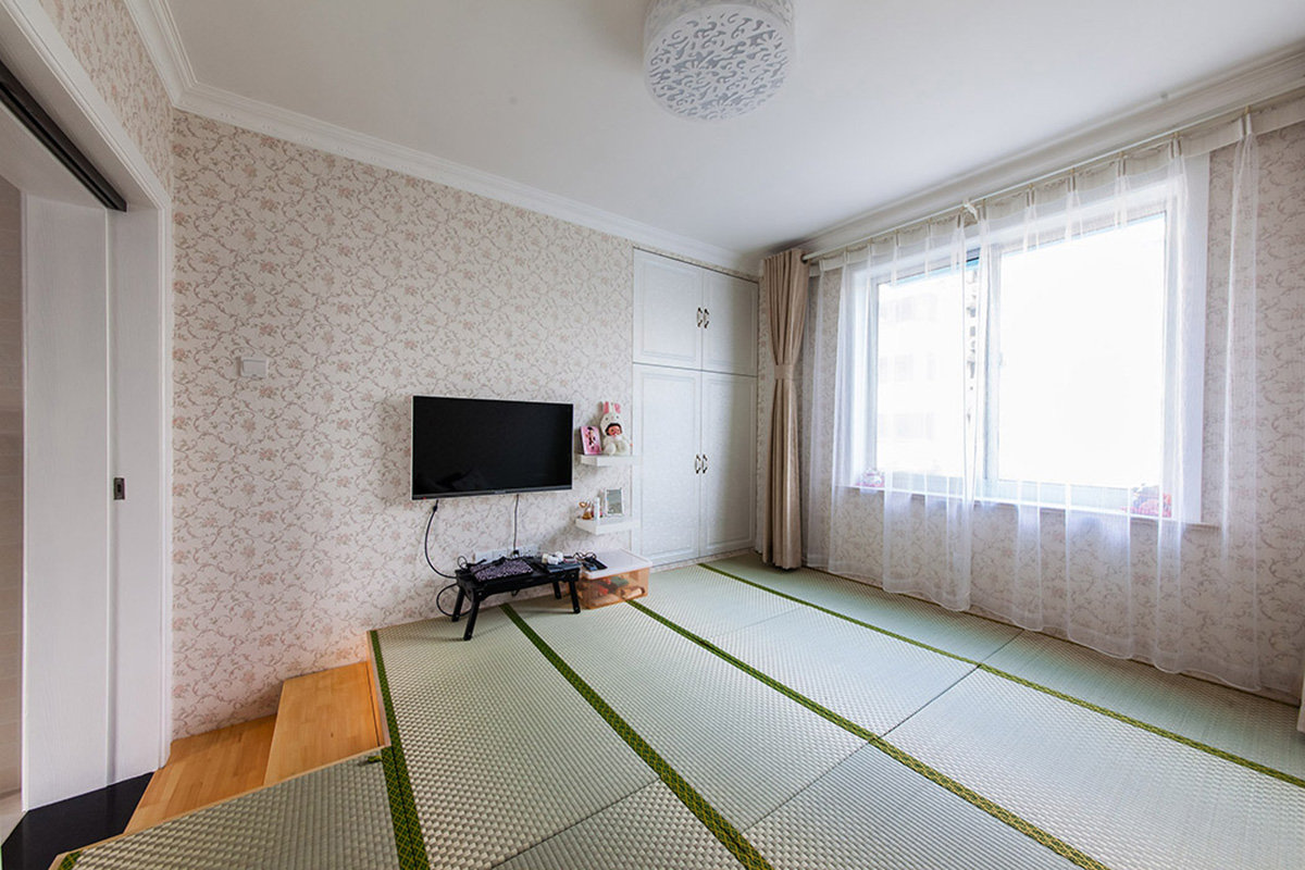 次臥采用榻榻米的設(shè)計(jì)，本來(lái)儲(chǔ)物空間的較少的空間，運(yùn)用榻榻米這個(gè)隱秘性很好的儲(chǔ)物空間來(lái)設(shè)計(jì)，使得室內(nèi)的空間得到合理的利用。