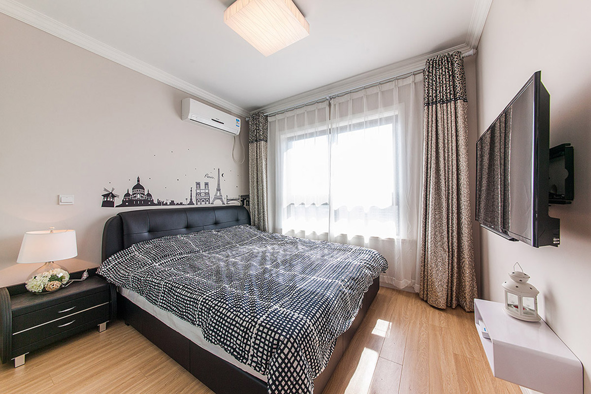 簡潔明快的色系，搭配床頭的花燈，愜意又慵懶，背景的墻貼把原本單調的房間升華的活潑可愛。
