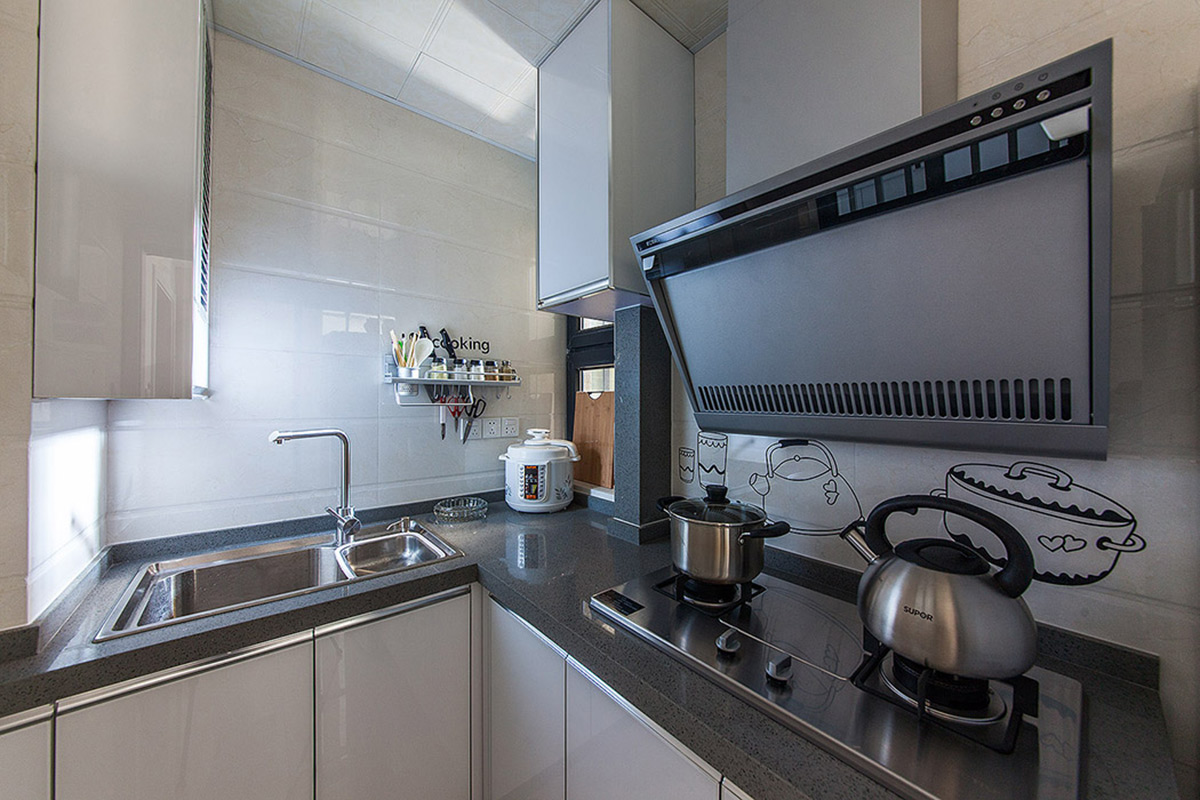 黑白灰色系永遠是流行的經典色，獨立的側吸式脫排，給人一種想進廚房大展身手的機會。