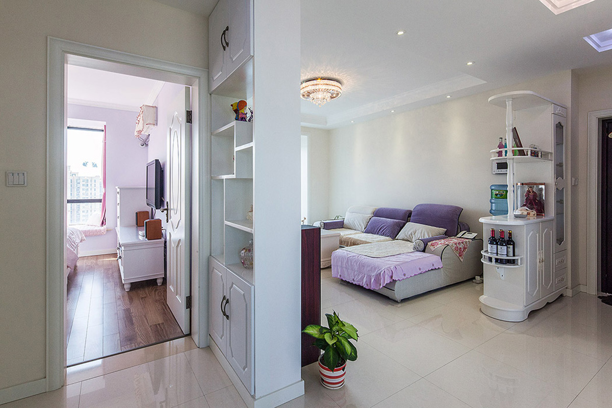 因開門直對(duì)衛(wèi)生間的門，設(shè)計(jì)師在衛(wèi)生間的門設(shè)計(jì)師不等襯的裝飾隔斷，這樣衛(wèi)生間的門完全隱秘起來(lái)。
