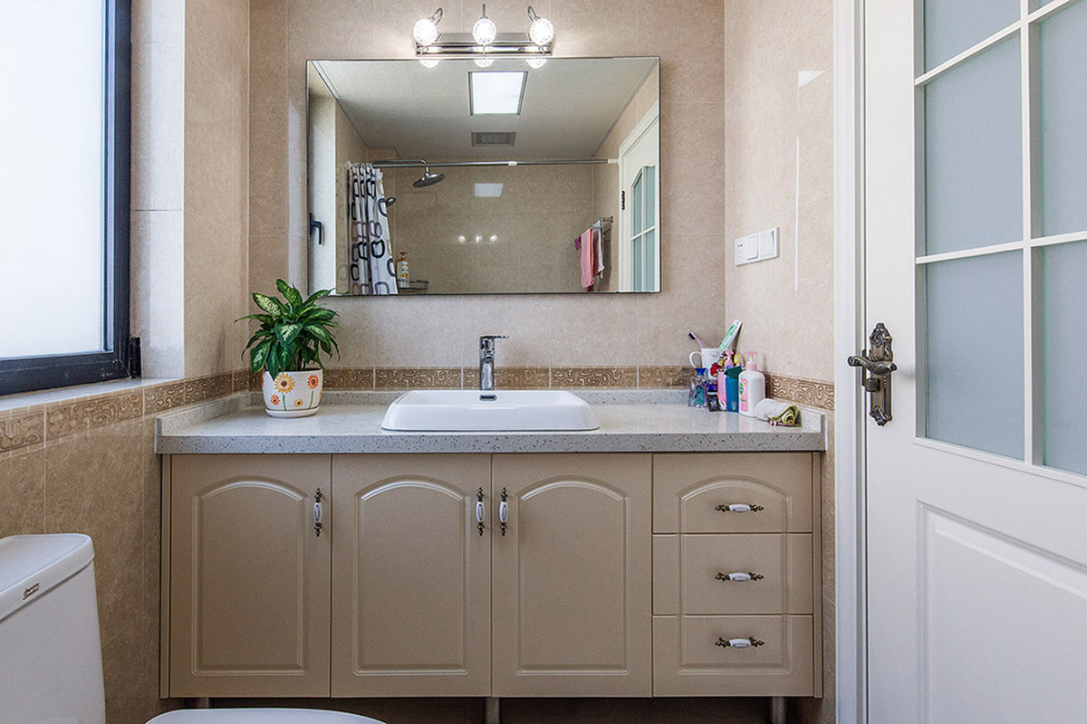 適度的改動(dòng)讓衛(wèi)生間更加合理，原本狹小的臺(tái)盆的空間布置利用的淋漓精致，讓整個(gè)區(qū)域有了生機(jī)。