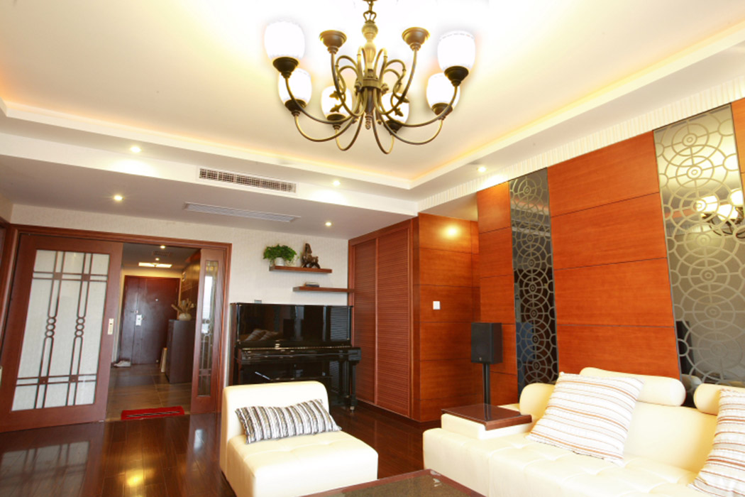 客廳的大部分墻面采用直紋櫻桃木的木紋貼皮，即提升了風(fēng)水，也緩和了朝北的格局的冰冷。華麗的鐵藝吊燈，照射出一天新的開始。
