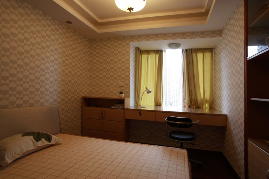 次臥的空間的窄小，要想有個(gè)辦公的地方就顯得更加窄小了，所以利用了飄窗臺(tái)的空間在木工的手藝下做出了一個(gè)巧妙的辦公臺(tái)面。