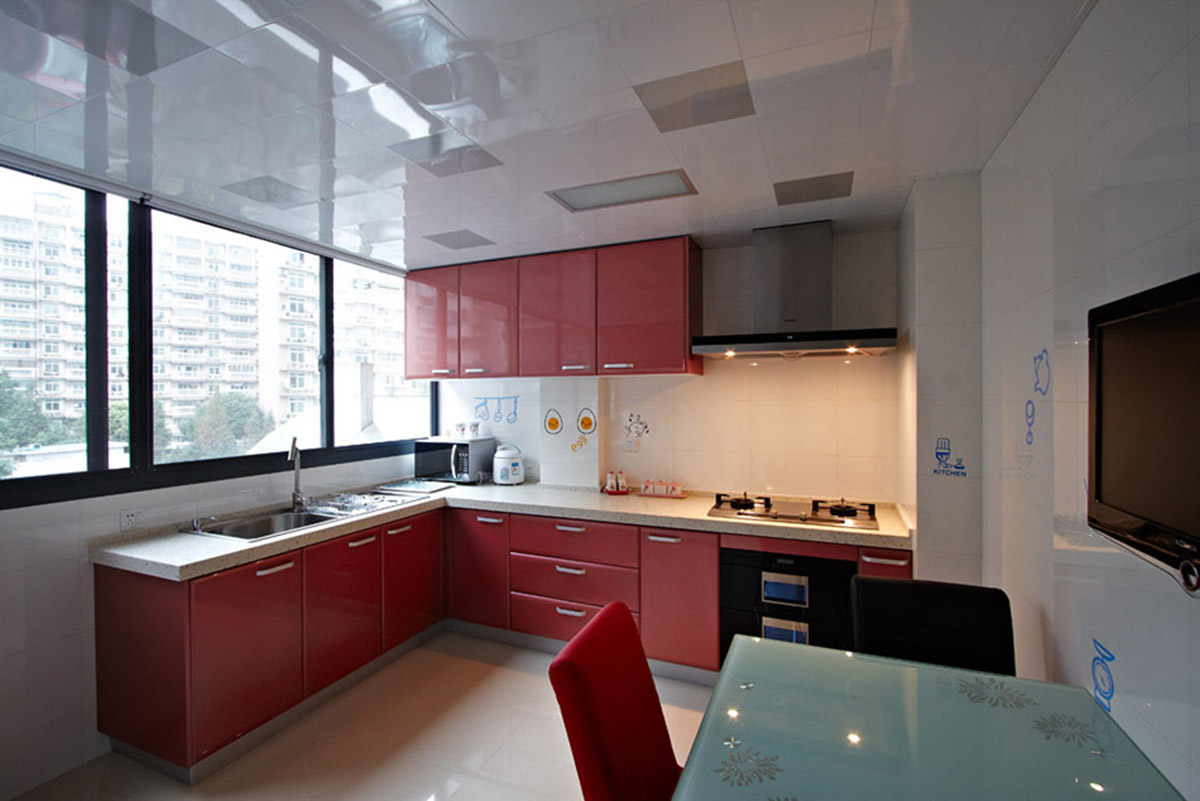 烹飪和就餐容納在一起，強調了空間使用功能的完美組合。使空間利用率達到極致。