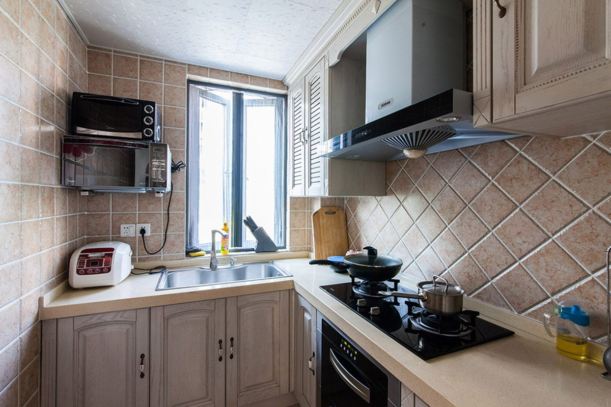 菱形的仿古磚，暖白色的廚柜，使整個(gè)空間線條流暢，大方，布局合理，讓生活增添色彩。