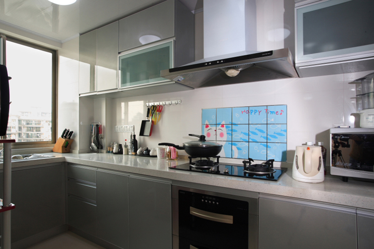 廚房與北陽臺打通之后，使得原本不大的廚房更加寬敞，也讓客廳看上去更加整齊。灰色的廚柜搭配白色的墻磚，干凈而舒適，讓男主人也有了愛上燒飯的理由。