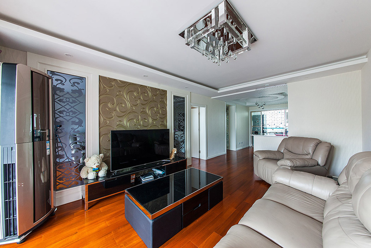 客廳最大的亮點，無疑是背景墻，金色墻紙沖淡了灰鏡與白色烤漆這個萬能組合，所衍生出的冷峻氣息，使得客廳永遠不令人感到單調枯燥。