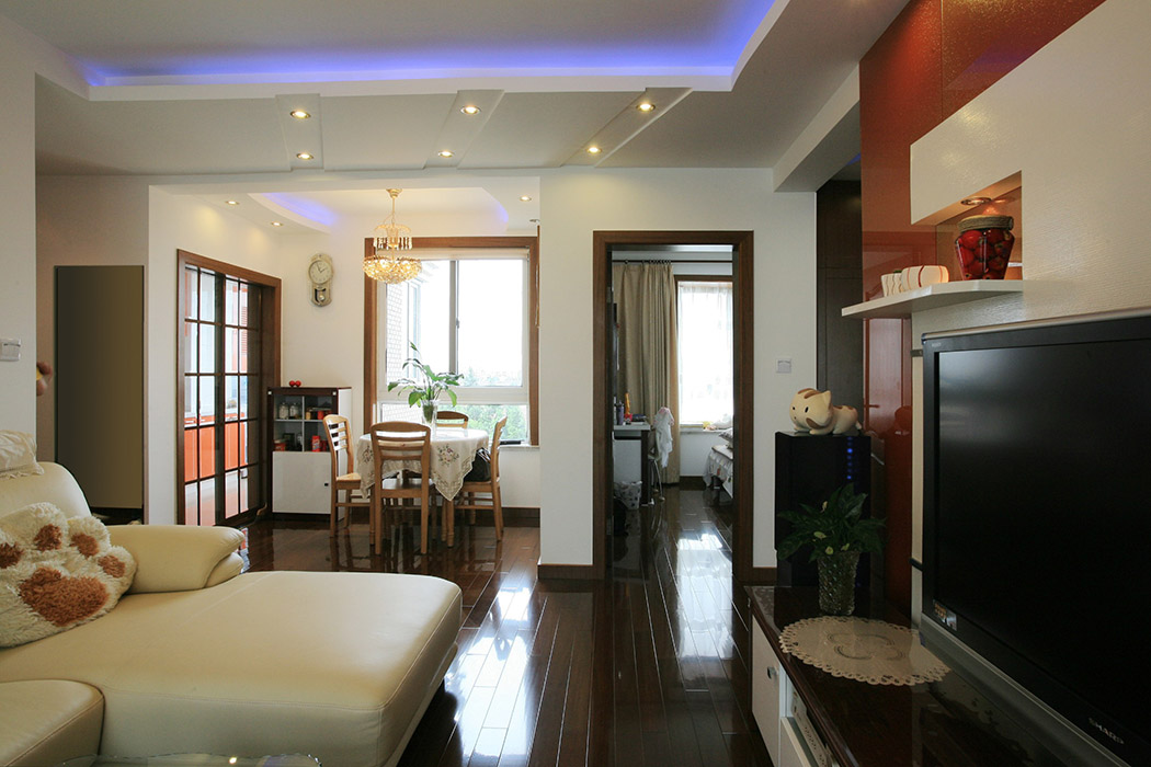 吊頂雖簡單，但很好的劃分了空間，使得區(qū)域清晰明朗。深色地板穩(wěn)重大方，襯托了淡色系家具。
