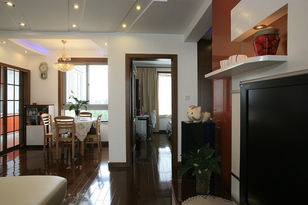 背景墻上的挑板，給了業(yè)主一個展示自我的小天地，收藏珍品可以在這里炫耀。
