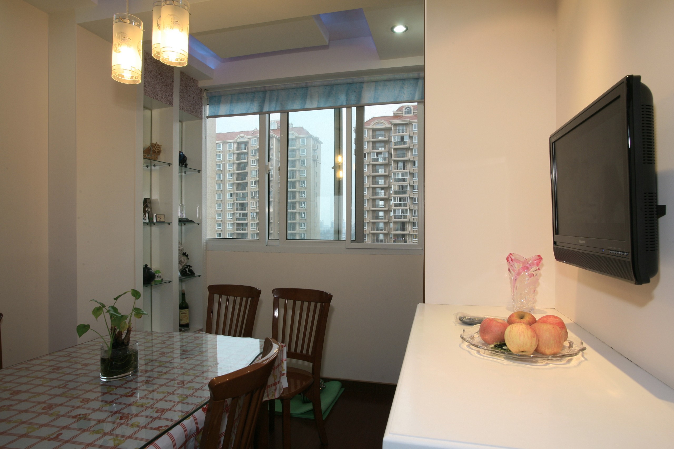 餐廳不是特別大，于是把北陽臺與餐廳打通，進一步擴大了廳的空間，利用陽臺水管的位置，做了一個裝飾酒柜，既隱藏了水管，又增加了實用功能。