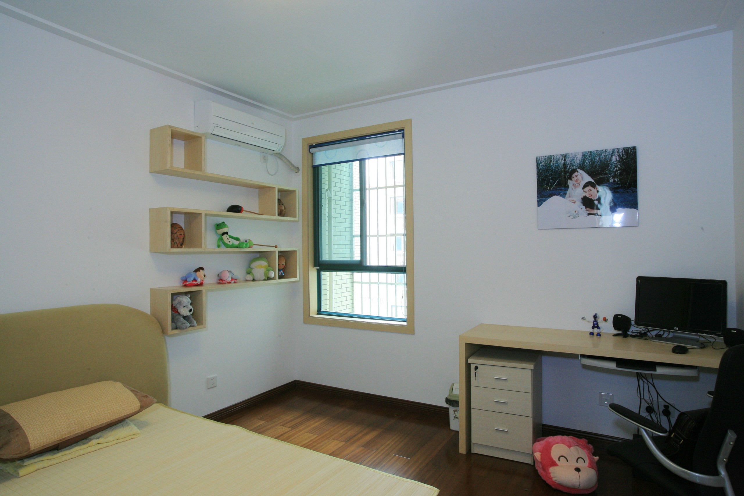 次臥室采用米白色的基調，典雅清新，溫和中不失一種優雅，有如舞蹈中的留白一樣，意味悠長，空間雖小，但功能齊全，既可躺在床上品味書的芳香，也可坐在電腦前漫游網絡。
