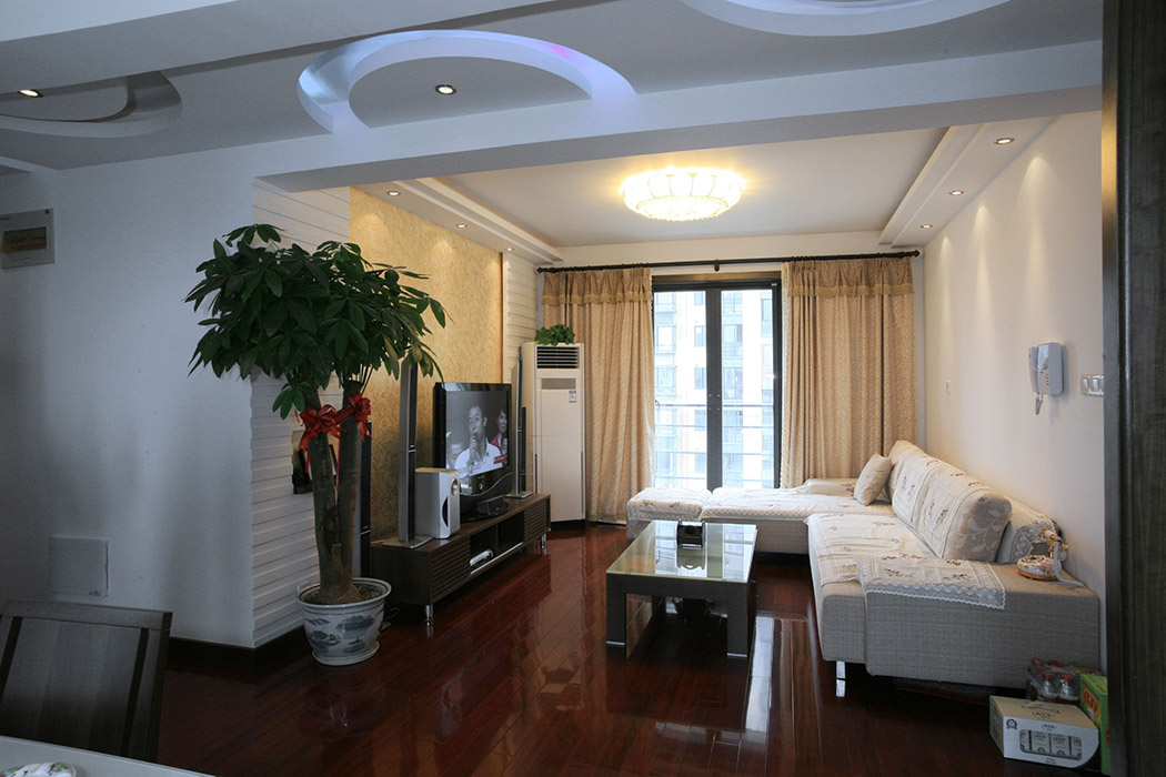 沒有過多的裝飾，簡單的石膏板抽線，加上金色的馬萊漆，讓整個空間顯得富貴而不奢華。
