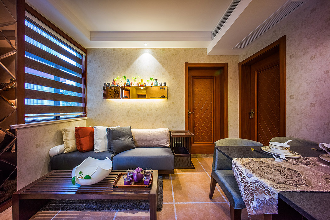 客廳的色彩和頂面的裝飾層次分明，地面仿古磚的鋪設(shè)和家具深淺搭配都增強(qiáng)了整個(gè)空間的立體感。還有沙發(fā)后面的鏡面景點(diǎn)也讓整個(gè)空間活躍起來，起到了點(diǎn)睛之筆。
