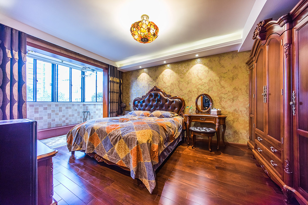 復(fù)古墻紙和雕花的美式家居完美結(jié)合，雖然沒有過多的裝飾但仍就能感受到美式的情調(diào)融在其中，主人房既感覺到無比溫馨又能體現(xiàn)出主人的非凡品味。
