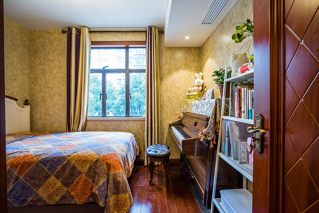 女兒房延續(xù)了主臥的格調(diào)，在裝飾上搭配的略顯輕松，鋼琴，書架一看便知父母對女兒的期望還是較高，細(xì)小的擺件也能體現(xiàn)出父母對子女的愛！
