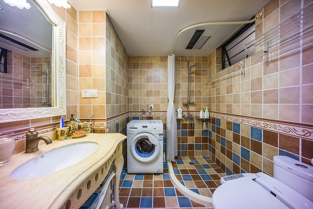 原本狹小的臺(tái)盆，現(xiàn)在通過適當(dāng)?shù)母膭?dòng)讓衛(wèi)生間更加合理，墻地磚的選配讓整個(gè)空間完美無缺