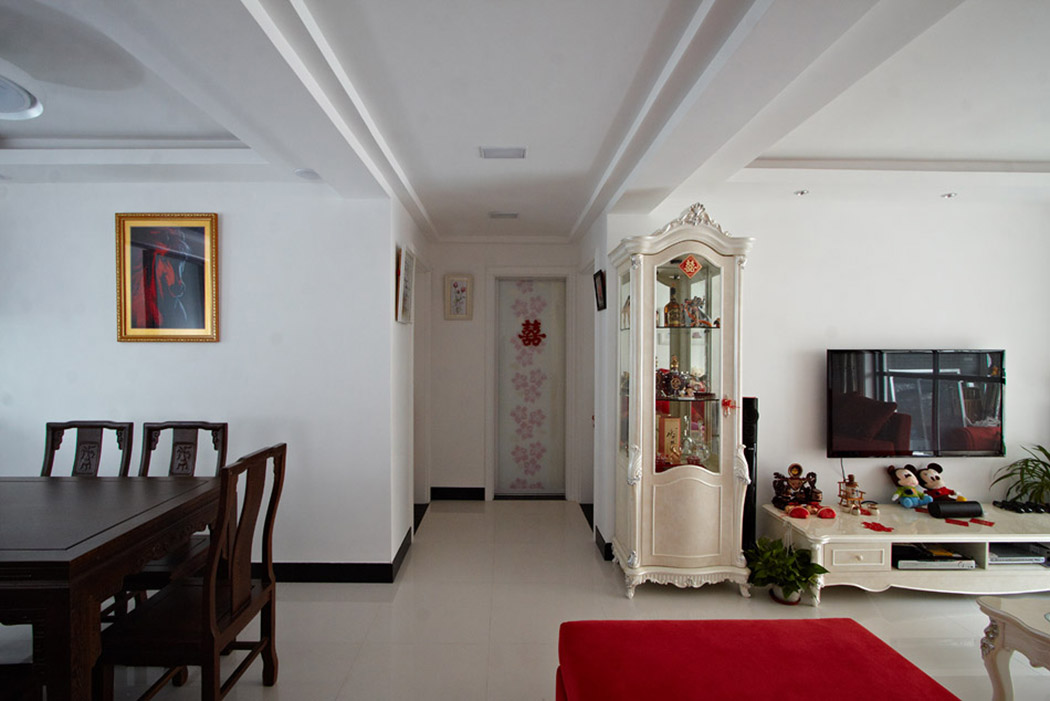 過道采用簡約式的吊頂，長形過道采用一體式的吊頂，使得空間拉伸，視覺空間上更加強烈，吸入式燈又不失現(xiàn)在簡約的理論，階梯式吊頂，使得房高更加顯現(xiàn)。