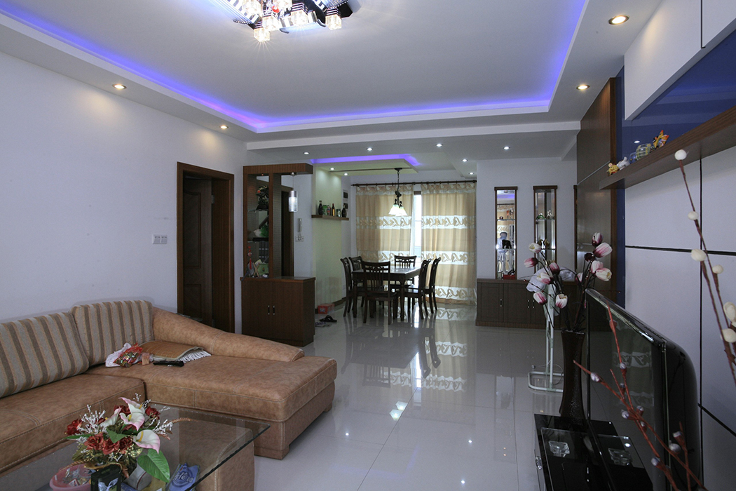 客廳到餐廳地面鋪滿地磚，干凈清爽。頂面以簡單的吊頂。
