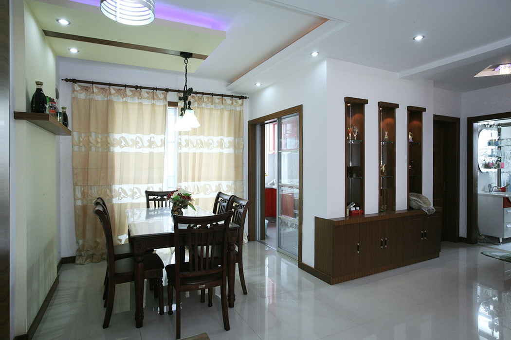 門廳到餐廳，沒有太過多的擺設裝飾，顯得簡單而又優雅。門廳的裝飾柜上柜有玻璃隔斷，裝飾柜頂上再配上吊燈，燈光打開給視覺上添加良好的效果。
