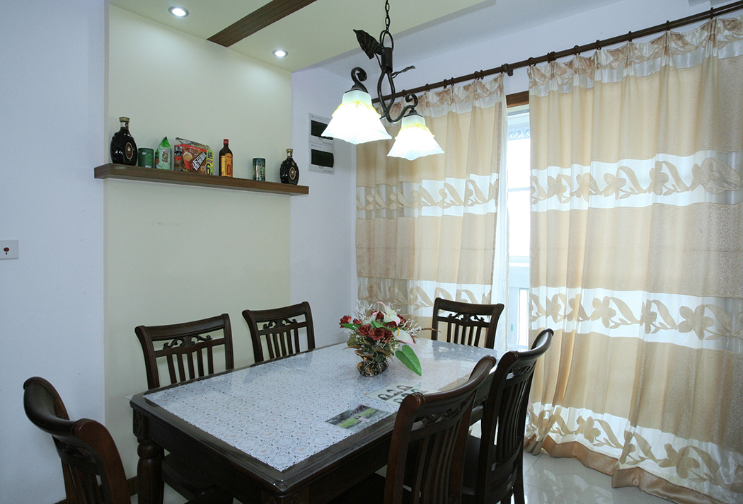 餐廳的燈光很重要既不能太強又不能太弱，墻面做了簡單的背景，背景連同吊頂為一體。
